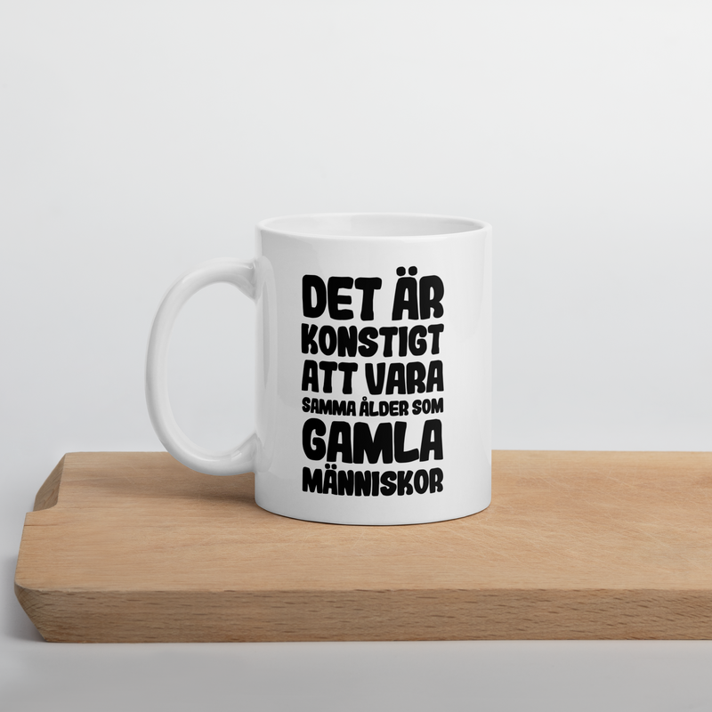 Porslinsmugg med texten "Det är konstigt"