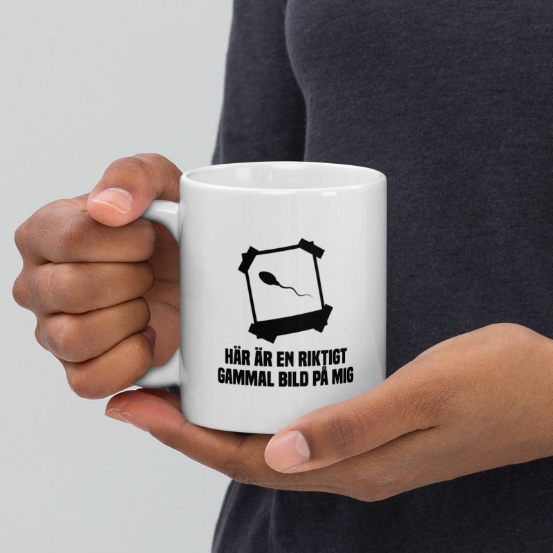 Porslinsmugg med texten "Här är en riktigt gammal bild på mig"