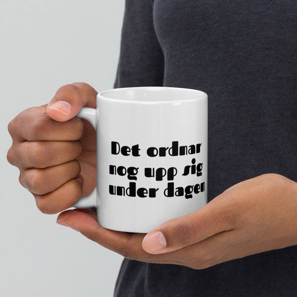 Porslinsmugg med texten "Det ordnar nog upp sig under dagen"