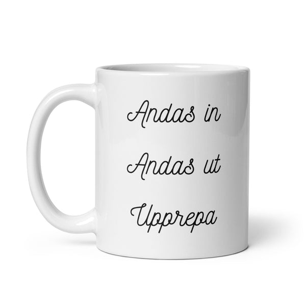 Porslinsmugg med texten "Andas in andas ut upprepa"