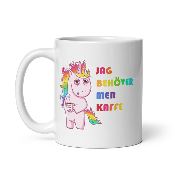 Porslinsmugg med texten "Jag behöver mer kaffe"