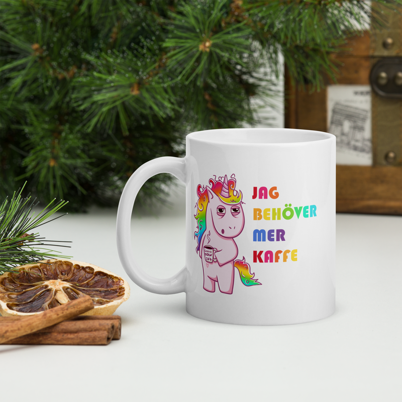 Porslinsmugg med texten "Jag behöver mer kaffe"