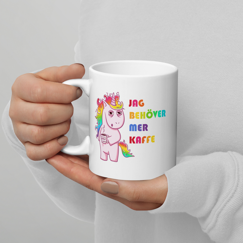 Porslinsmugg med texten "Jag behöver mer kaffe"