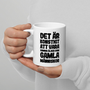 Porslinsmugg med texten "Det är konstigt"