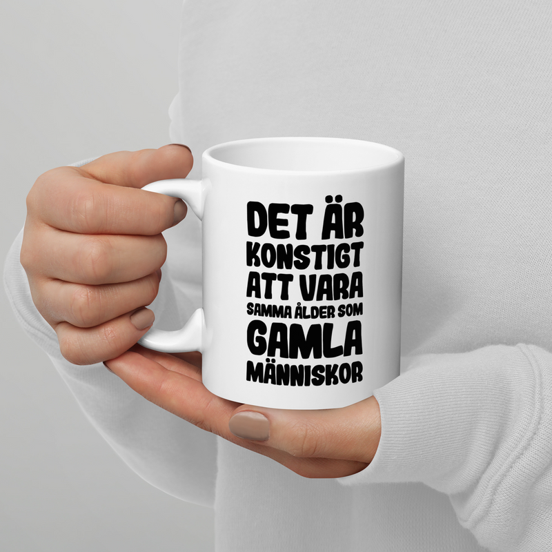 Porslinsmugg med texten "Det är konstigt"